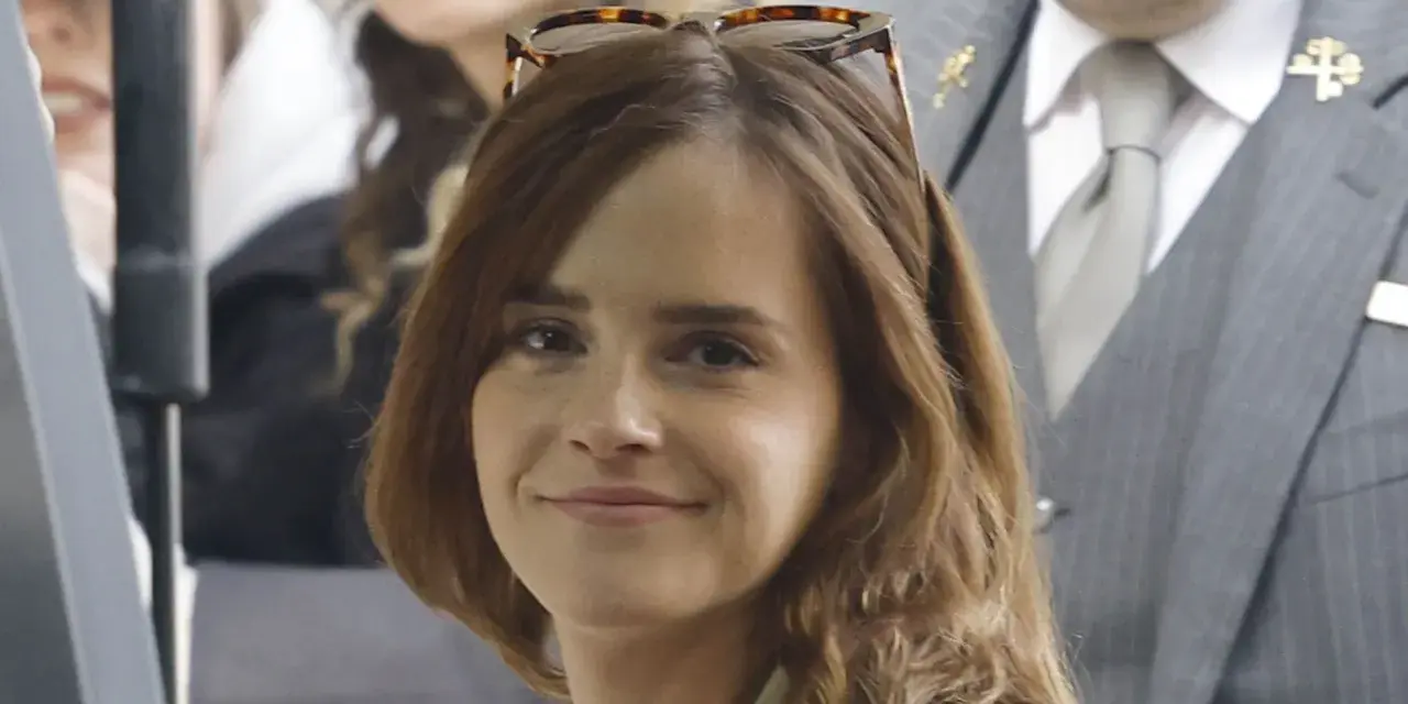 Emma Watson, con occhiali da sole sulla testa, sorride. La sua espressione suggerisce una vivacità che alcuni associano all'ADHD.