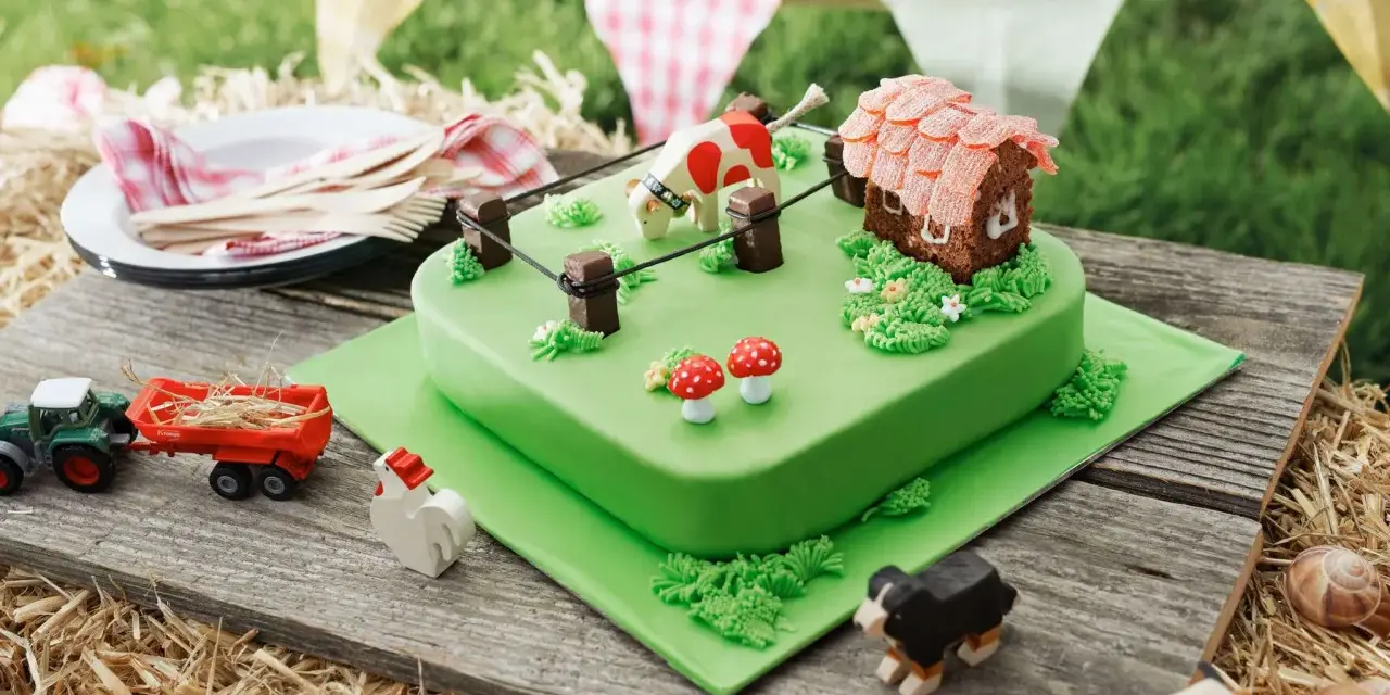 Torta per bambini a tema fattoria con mucca, casetta, trattore e animali.
