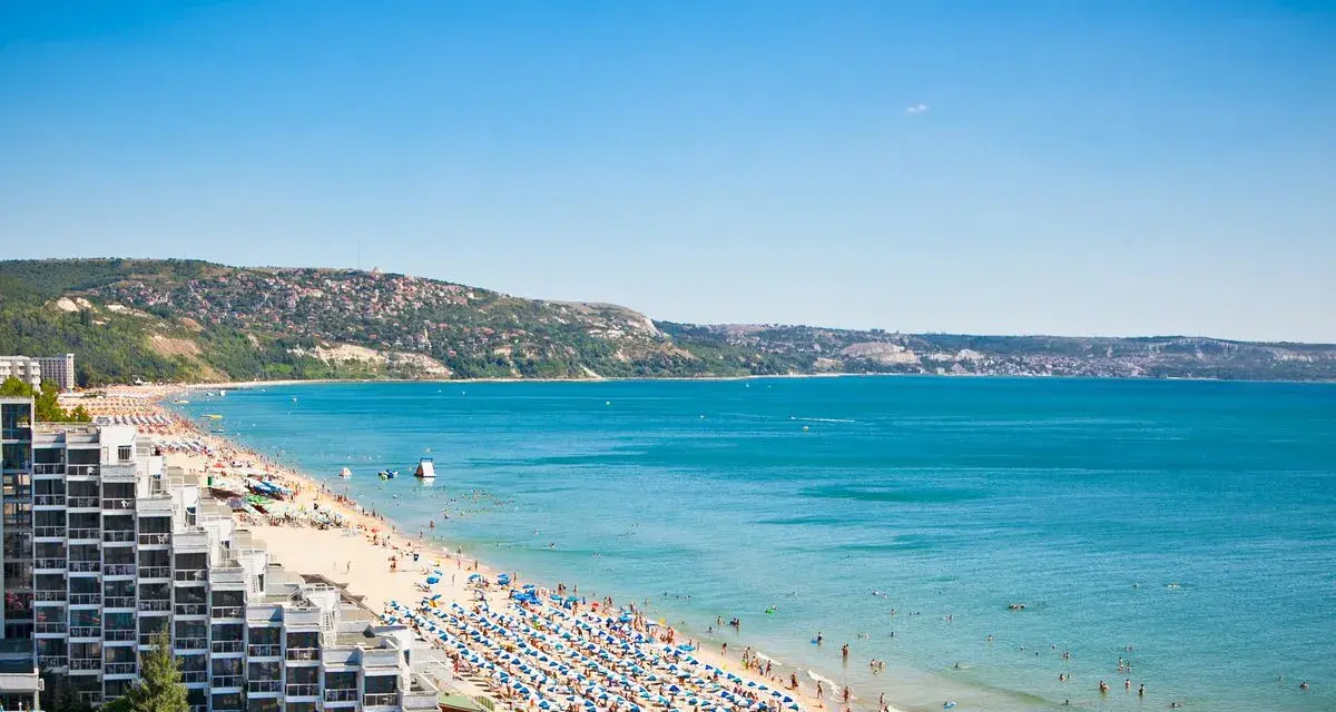 Słoneczna plaża w Bułgarii, pełna turystów i leżaków. Idealne miejsce na wakacje i camping.