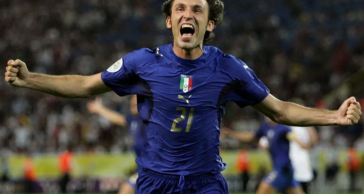 Piłkarz w niebieskiej koszulce reprezentacji Włoch z numerem 21, Andrea Pirlo, świętuje bramkę. Ile lat ma Pirlo?