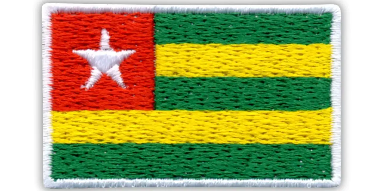 Naszywka z flagą Togo: czerwony kwadrat z białą gwiazdą i zielono-żółte pasy.