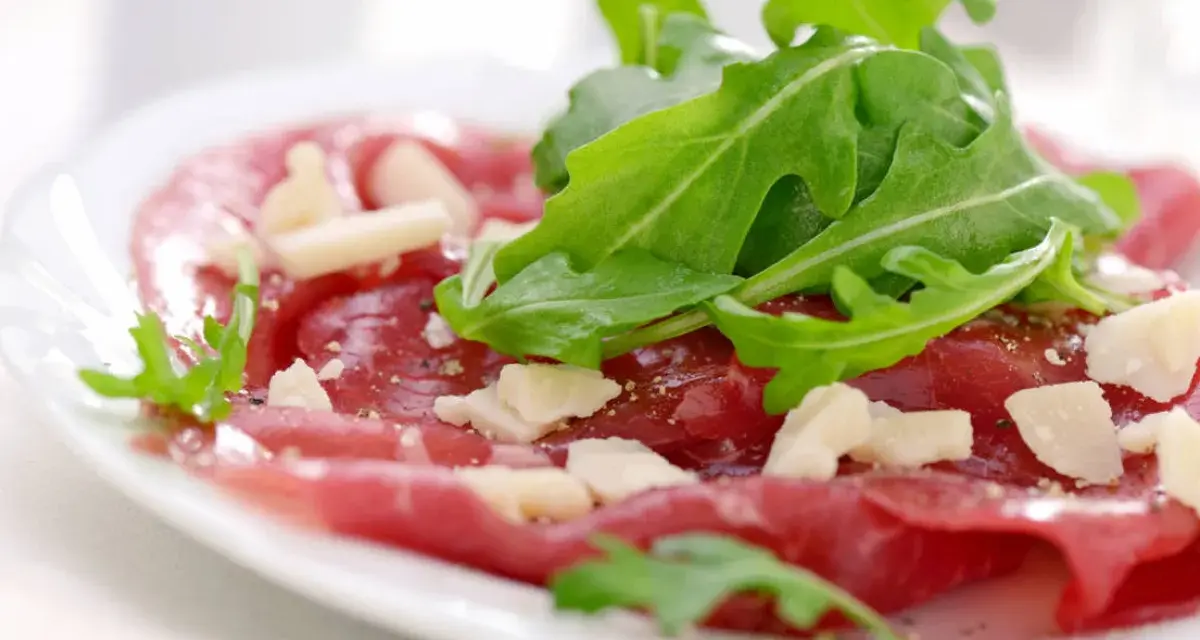 Cienkie plastry wołowiny z rukolą i parmezanem, skropione oliwą. Idealny sos do carpaccio.