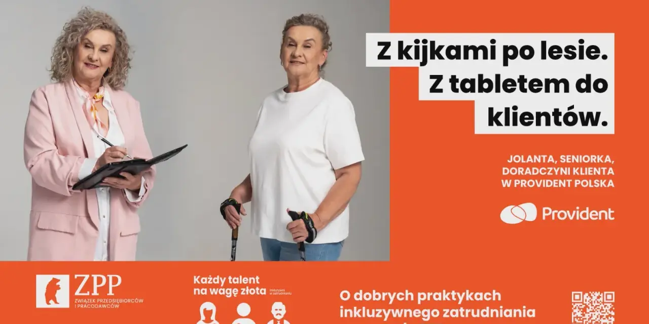 Jolanta, seniorka z Provident Polska, z kijkami po lesie i tabletem do klientów. Związek Przedsiębiorców i Pracodawców promuje inkluzywne zatrudnianie.
