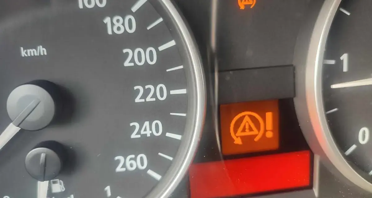 Kontrolka DTC BMW: kontrolka stabilizacji toru jazdy (DSC) świeci się, wskazując problem.