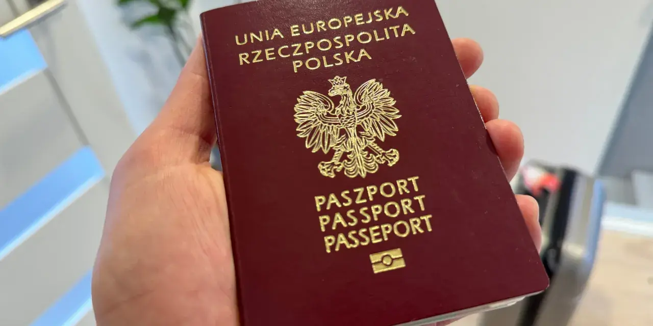 Polski paszport w dłoni. Czy do USA potrzebna jest wiza? Podróż w toku, walizka czeka.