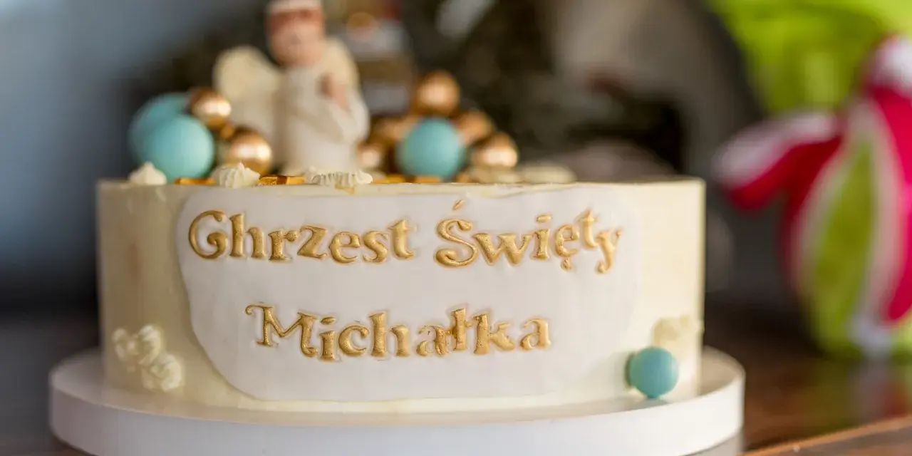 Elegancki tort na chrzest Michała, ozdobiony aniołkiem i złotymi detalami. Jedne z najpiękniejszych tortów na chrzest, jakie można sobie wyobrazić.