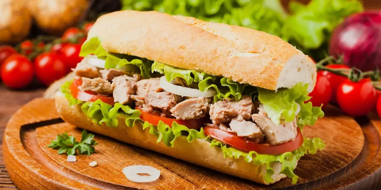 Ein Baguette mit saftigem Thunfisch, knackigem Salat, Tomaten und Zwiebeln. Perfekt zum stillen des Hungers.
