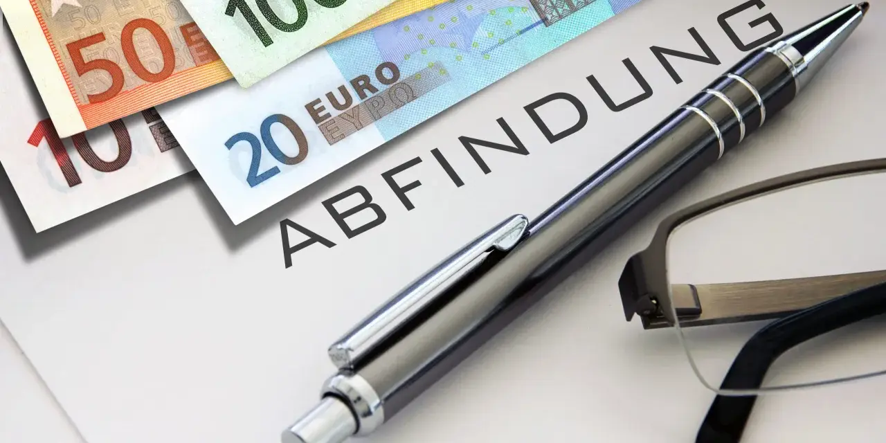 Euro-Scheine liegen neben einem Dokument mit dem Wort "Abfindung". Ein Stift und eine Brille deuten auf eine bevorstehende Entscheidung hin, vielleicht eine Abfindung nach 4 Jahren.