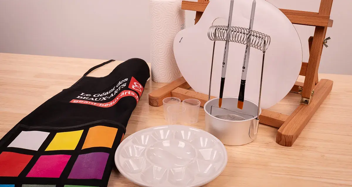 Un tablier coloré, une palette, des pinceaux et un chevalet : tout le materiel peinture huile pour créer votre chef-d'œuvre.