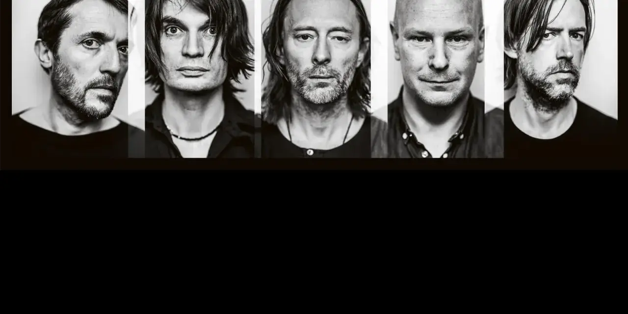 Cinq portraits en noir et blanc des membres de Radiohead, chacun dans son propre panneau.