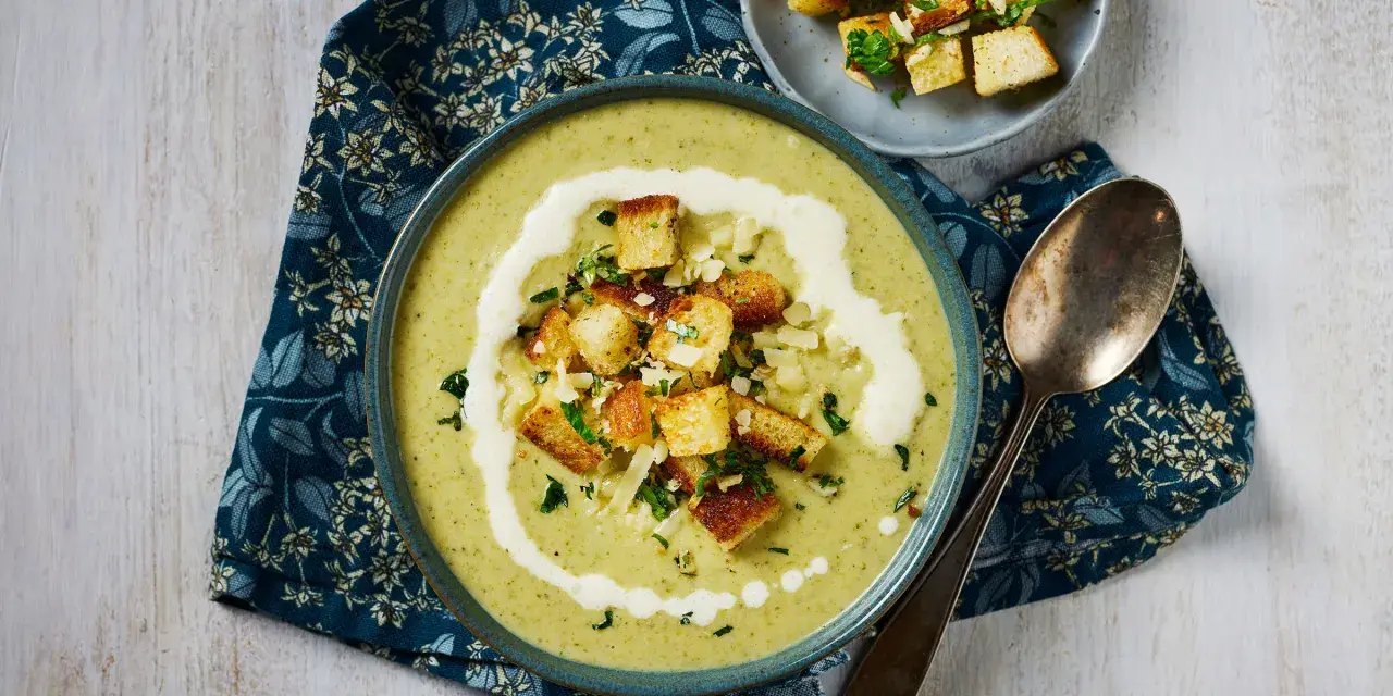 Krämig broccolisoppa med krutonger och en virvel av grädde. Ett perfekt recept för en värmande måltid.