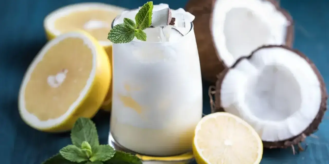 Mastiha likier jak pić? Ten kremowy koktajl z miętą, cytryną i kokosem to idealny sposób na jego degustację.