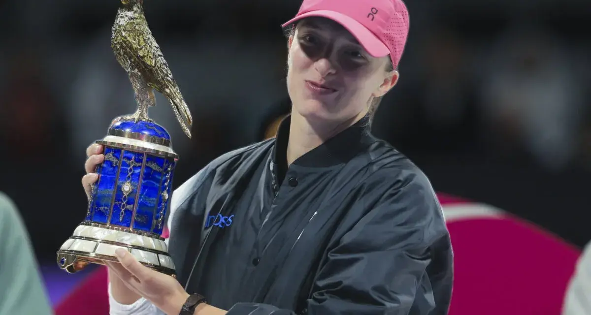 Iga Świątek z pucharem w Dausze, marząc o zwycięstwie w drabince WTA Doha 2026.