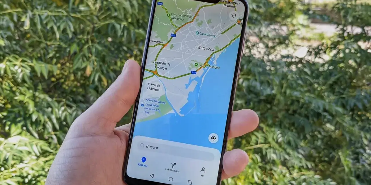 Mano sosteniendo un móvil con mapa de Barcelona. Ideal para buscar moviles por gps y planificar rutas.