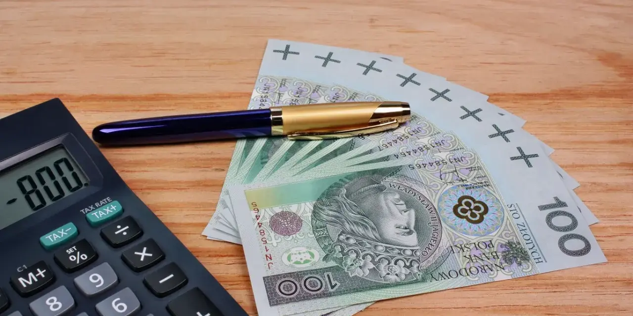 Kalkulator, długopis i banknoty 100 zł. Szukasz, który bank ma najwyższe oprocentowanie lokat na 3 miesiące?