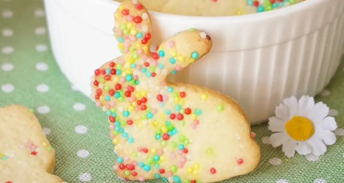 Hasenplätzchen mit bunten Streuseln, perfekt zum Backen zu Ostern. Ein süßer Genuss für die Feiertage.
