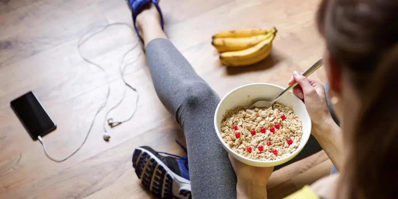 Après l'effort, une sensation de faim se fait sentir. Un bol de flocons d'avoine aux airelles rouges et des bananes attendent.