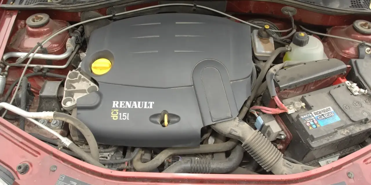 Silnik Renault 1.5 dCi w samochodzie, widoczny akumulator i przewody.