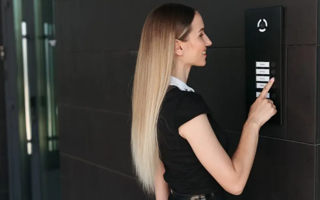 Jak wyciszyć domofon w bloku i cieszyć się ciszą w mieszkaniu