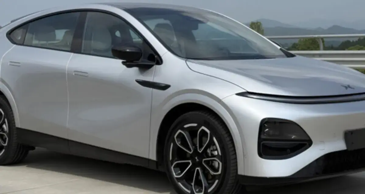 Srebrny SUV XPENG G6 z czarnymi felgami na tle krajobrazu.