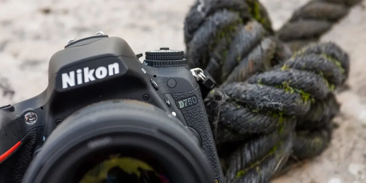 Un Nikon D750, prêt pour l'aventure, à côté d'une corde usée par le temps. Le D810 attend son tour.