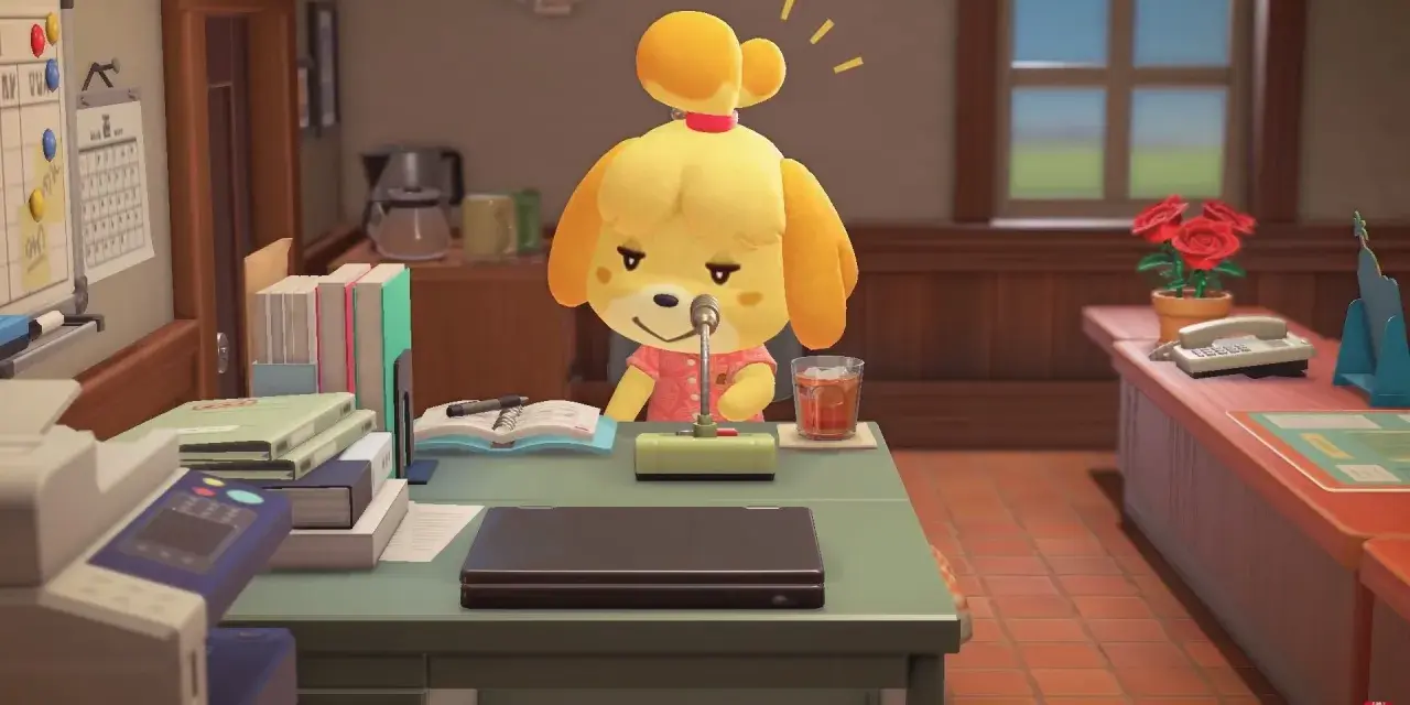 Isabelle, la perrita de Animal Crossing, habla por un micrófono en su escritorio.