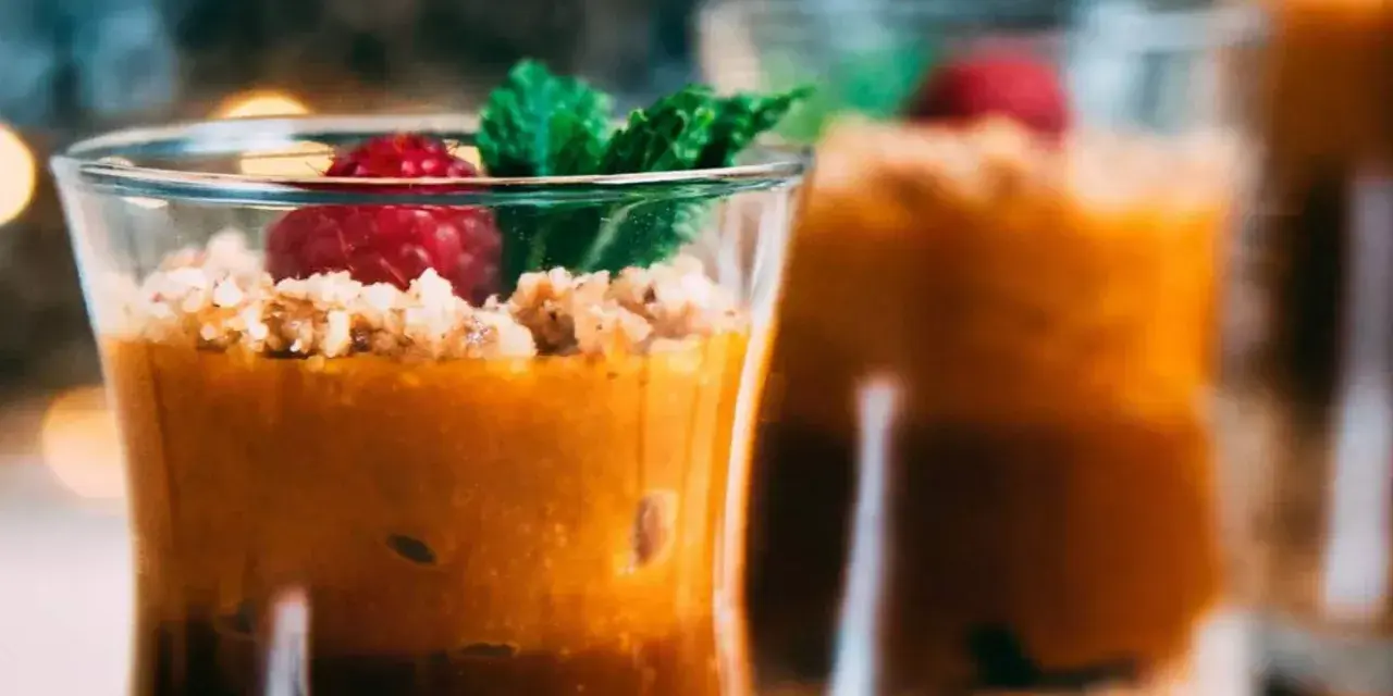 Deliciosos postres para Nochevieja en vasitos, con frambuesa y menta.