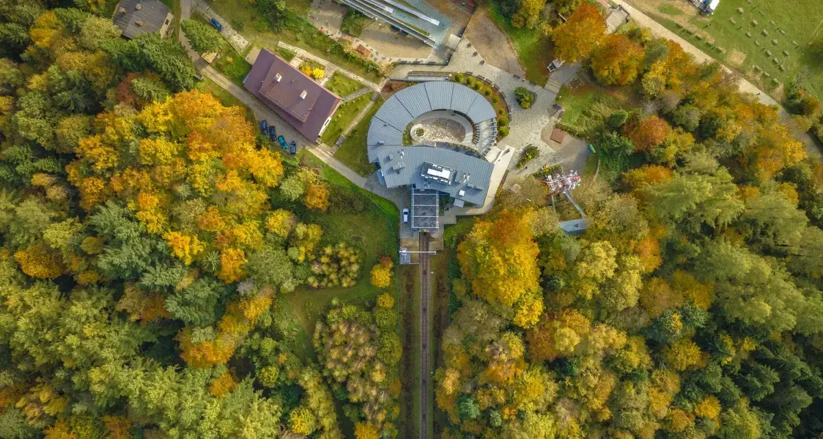 Jesienna góra parkowa, ile się idzie do kolejki górskiej i zjeżdżalni.