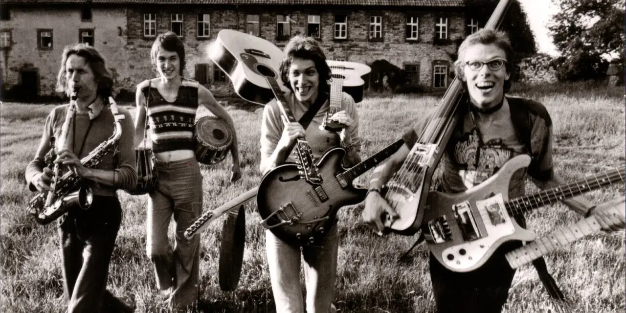 Vier Musiker mit Gitarren und Saxophon, ein Schlagzeuger. Eine Szene, die an deutsche Bands der 70er erinnert, voller Energie und Musik.