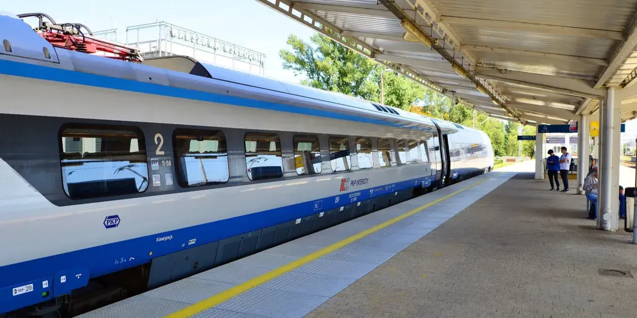 Pociąg PKP Intercity TLK czeka na pasażerów na peronie.