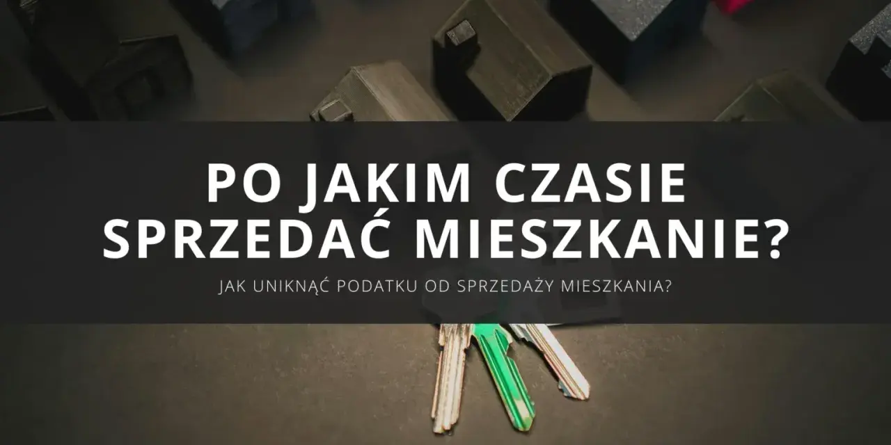 Klucze do mieszkania i makiety domów. Jak uniknąć podatku od sprzedaży nieruchomości przed upływem 5 lat? Dowiedz się, kiedy sprzedać mieszkanie.