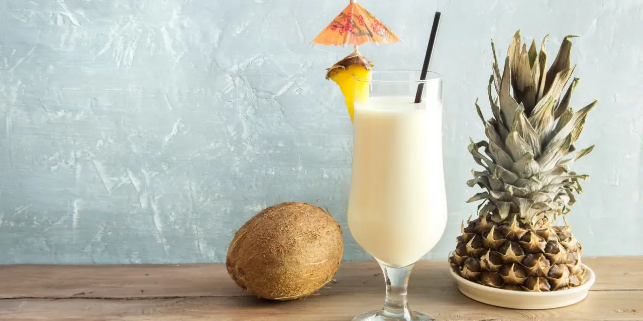 Likier Pina Colada z kokosem i ananasem. Idealny na tropikalne orzeźwienie.