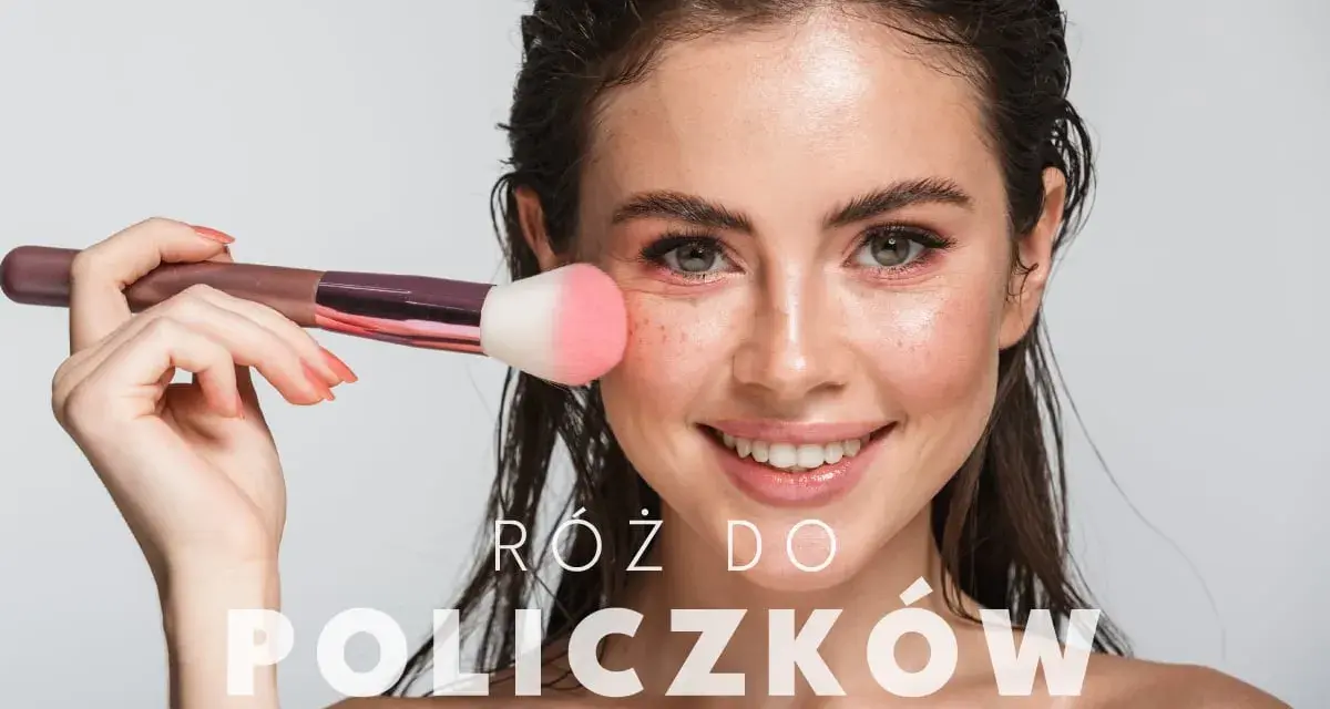 Uśmiechnięta kobieta nakłada pędzelkiem róż do policzków. To najlepszy roz dla Twojej cery!