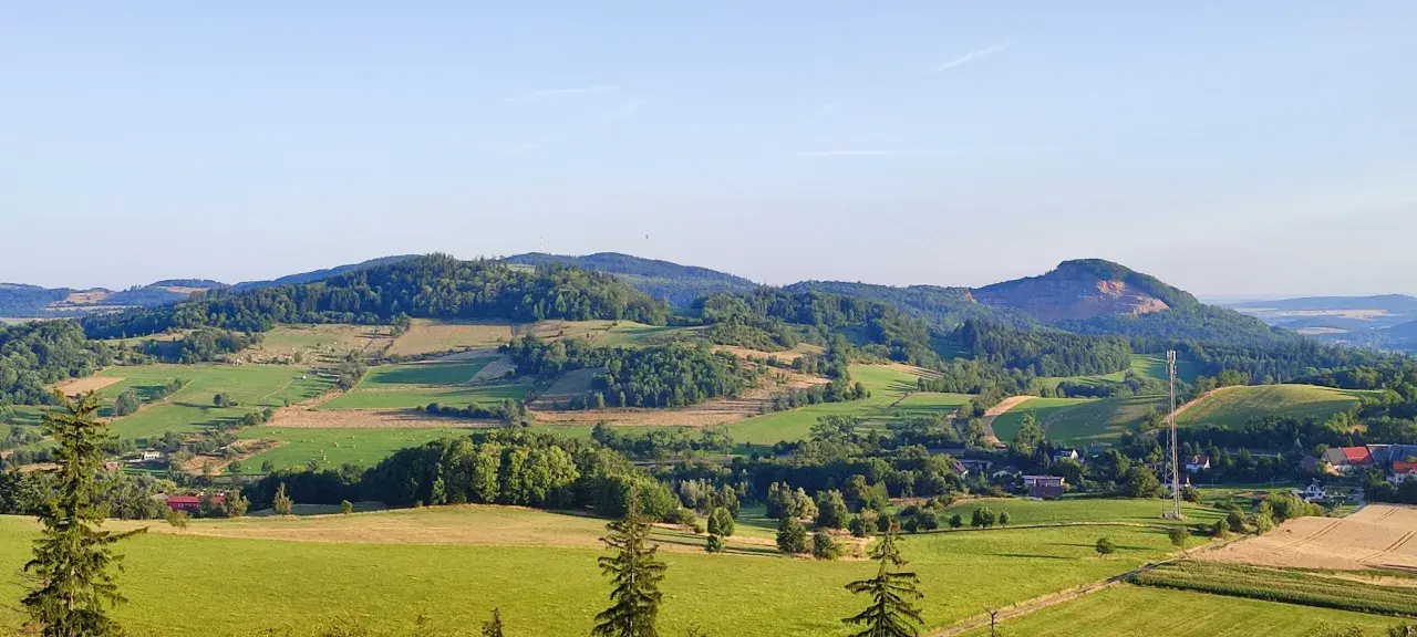 Krajobraz krainy wygasłych wulkanów zachwyca zielonymi wzgórzami, polami i lasami. Atrakcje przyrodnicze czekają na odkrycie.