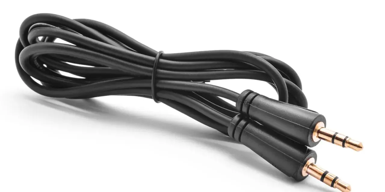 Czarny kabel aux z dwoma wtykami jack 3.5mm. Idealny do podłączenia telefonu do głośników, by cieszyć się muzyką.