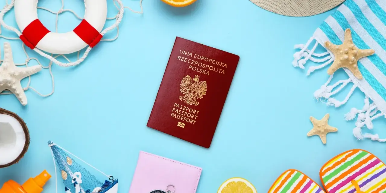 Paszport polski, koło ratunkowe, kapelusz, klapki i inne akcesoria plażowe. Warto pamiętać, ile ważny jest paszport, by podróżować bez przeszkód.