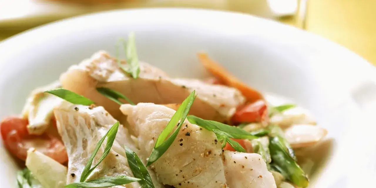 Zarte Fischstücke mit Gemüse in cremiger Sauce, ein köstliches Fischpfanne Rezept.