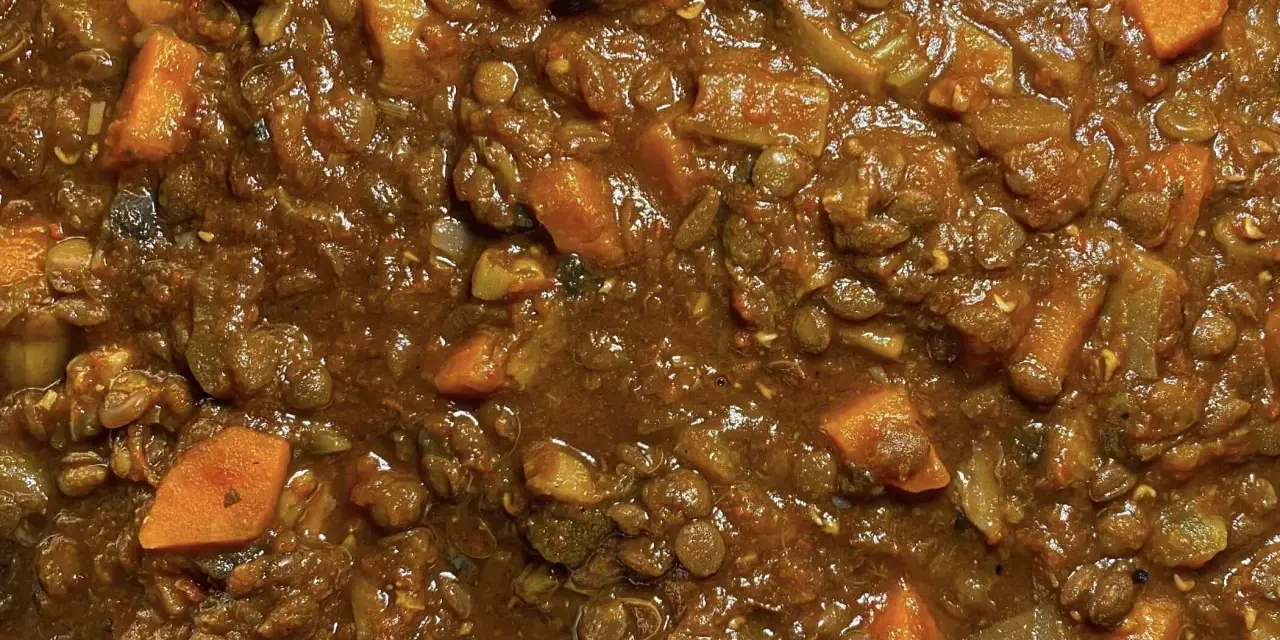 Un saporito ragù di lenticchie con carote e funghi, un piatto ricco e confortante.
