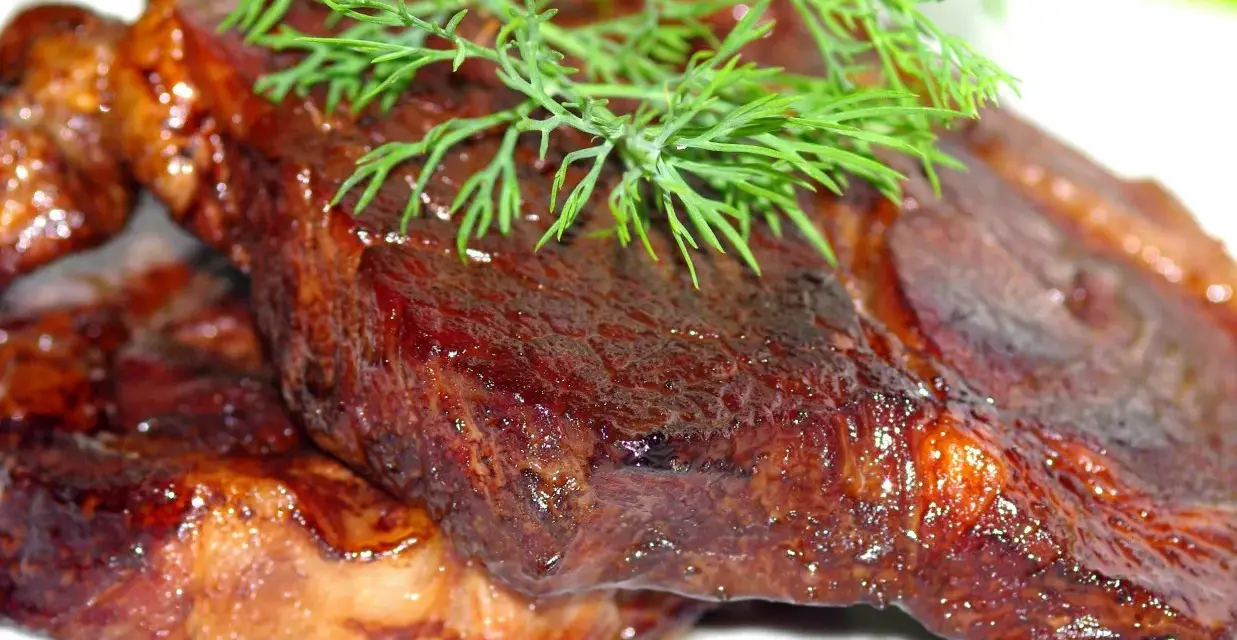 Soczysta karkówka z patelni, rumiana i aromatyczna, ozdobiona gałązką świeżego koperku. Idealna na obiad.