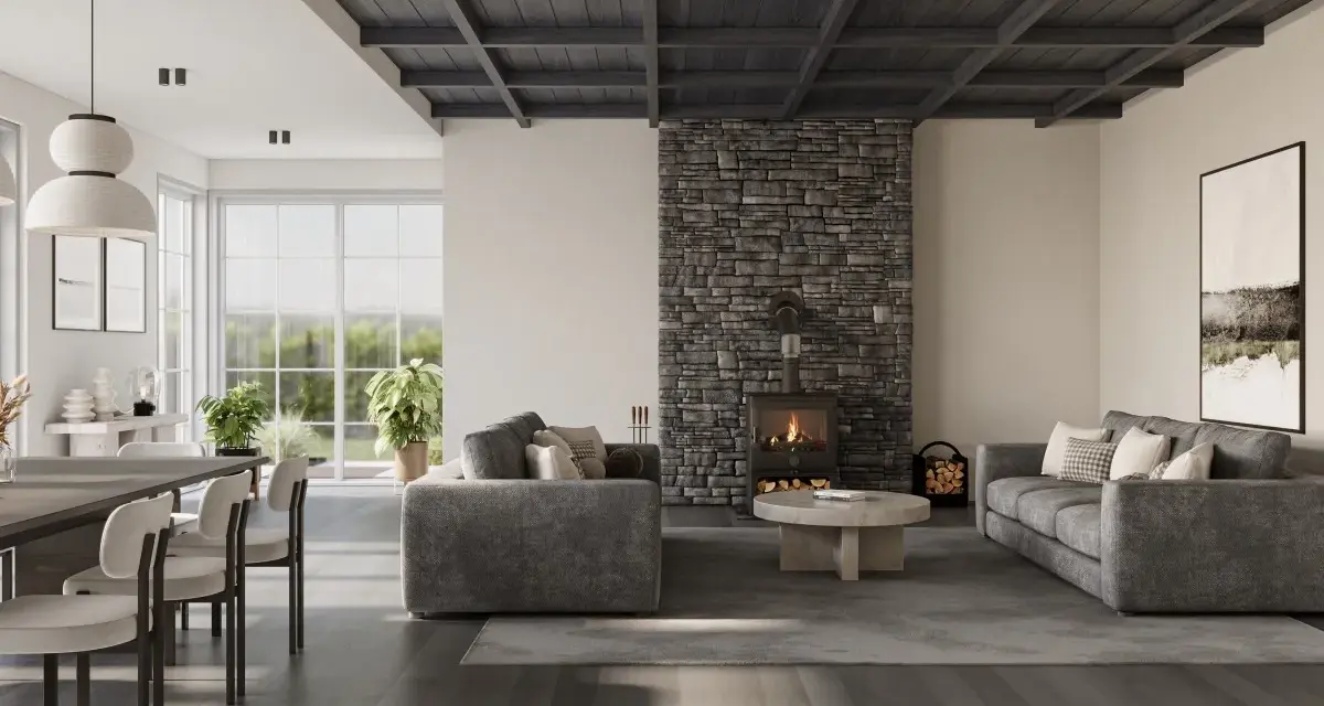 Salón moderno con chimenea de piedra, sofás grises y techos oscuros de madera que crean un ambiente acogedor.