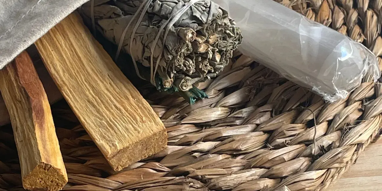 Palosanto, salvia y cristal para rituales de limpieza.