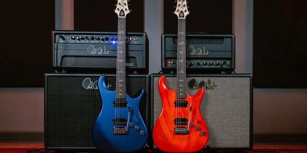 Dwie gitary, niebieska i pomarańczowa, stoją przed wzmacniaczami. Idealne guitar samples dla każdego muzyka.