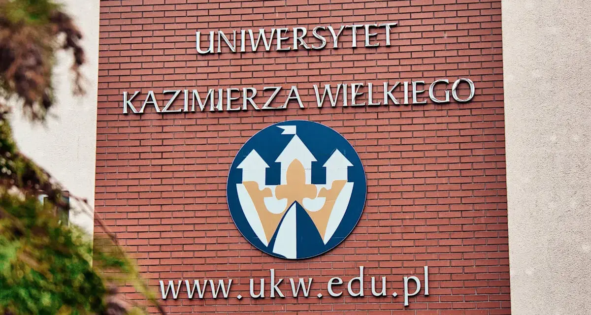 Elewacja Uniwersytetu Kazimierza Wielkiego w Bydgoszczy z logo i adresem strony.