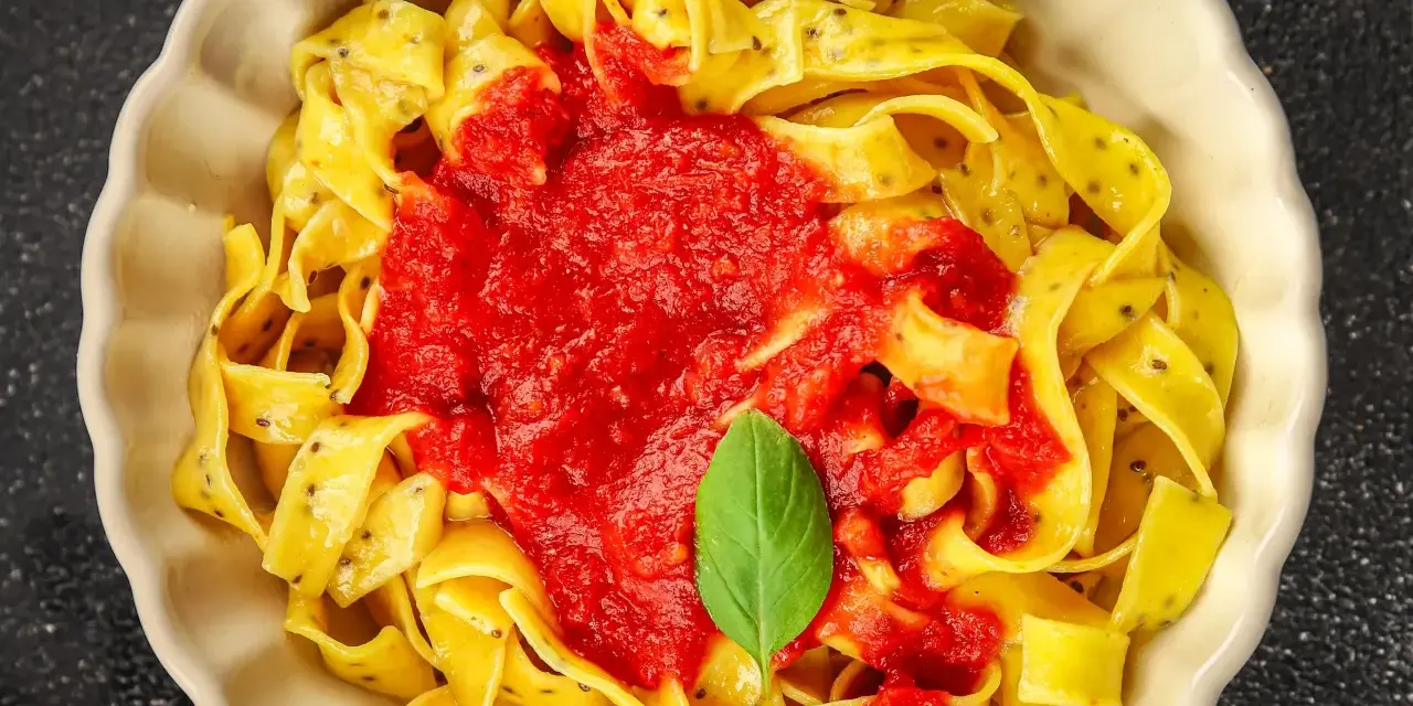 Pappardelle z sosem pomidorowym i listkiem bazylii. Pyszne makarony z sosami, idealne na szybki obiad.
