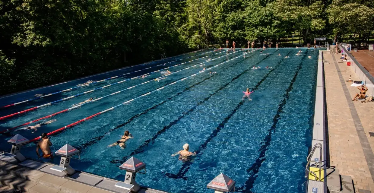 Menschen genießen das Tegeler See baden in einem Freibad mit Bahnen.