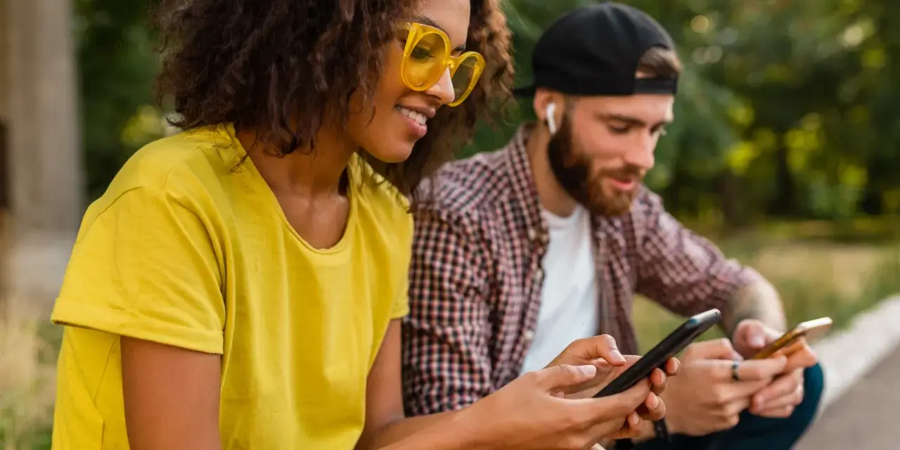 Platformy rozrywki online kontra salony stacjonarne w Polsce: co wybierają użytkownicy
