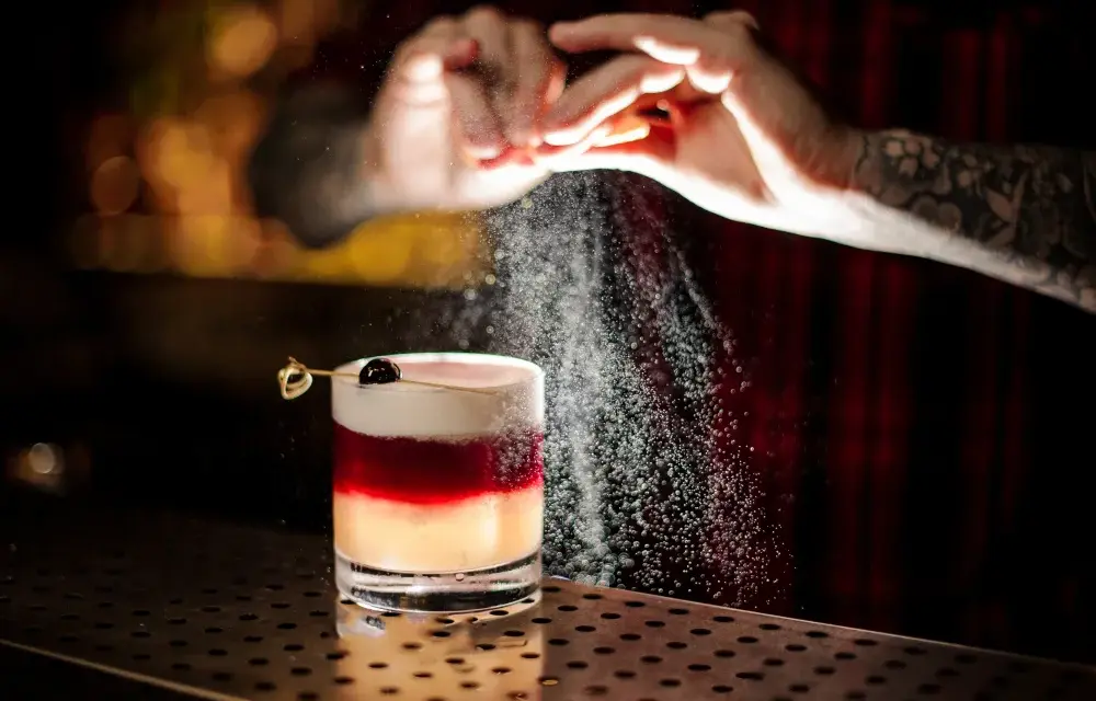 Koktajle na wyjątkowy wieczór — jak stworzyć drinka, który rozbudzi wszystkie zmysły?