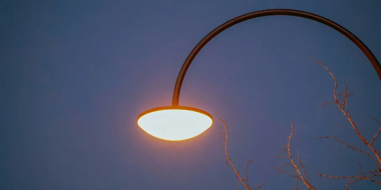 Lampy uliczne solarne – nowoczesne rozwiązanie dla oszczędnych i ekologicznych miast