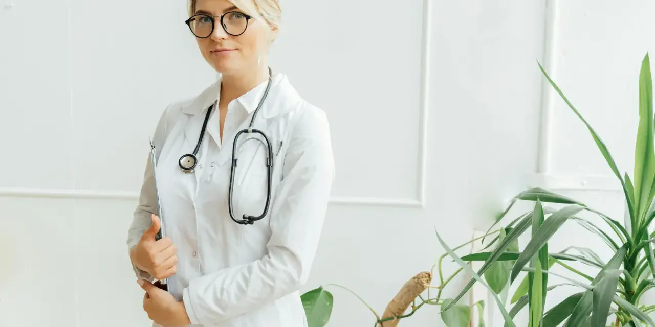 Fartuch medyczny a laboratoryjny: jakie są różnice?