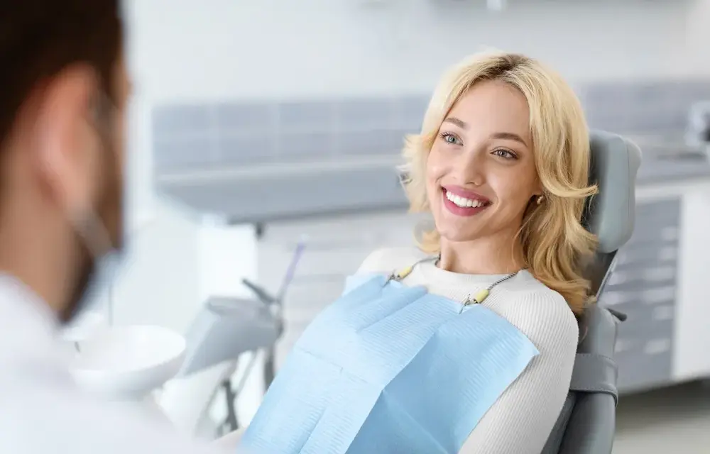 Odsłonięte szyjki zębowe — skąd się biorą, jak boli i kiedy naprawdę warto iść do dentysty?